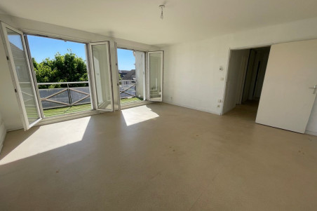 MARGNY LES COMPIEGNE Bel appartement de 3 pièces avec balcon et parking en sous-sol